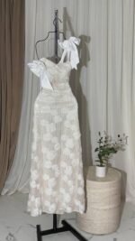 ⁦فستان “فلورا” الأبيض – فخامة الورود وتفاصيل الفيونكات⁩ - الصورة ⁦3⁩