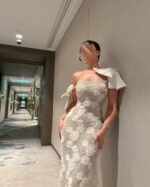 ⁦فستان “فلورا” الأبيض – فخامة الورود وتفاصيل الفيونكات⁩ - الصورة ⁦2⁩