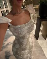 فستان “فلورا” الأبيض – فخامة الورود وتفاصيل الفيونكات