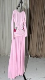 ⁦فستان “نرجس” – أناقة وردية بتطريز فاخر⁩ - الصورة ⁦3⁩