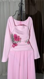 فستان “نرجس” – أناقة وردية بتطريز فاخر