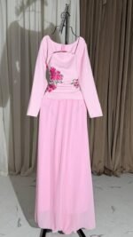 ⁦فستان “نرجس” – أناقة وردية بتطريز فاخر⁩ - الصورة ⁦2⁩